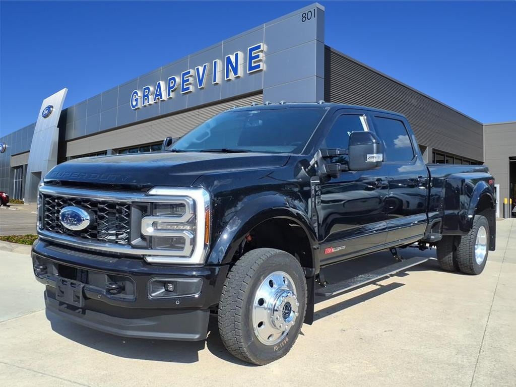 2026 Ford F-450 Super Duty Platinum's photo