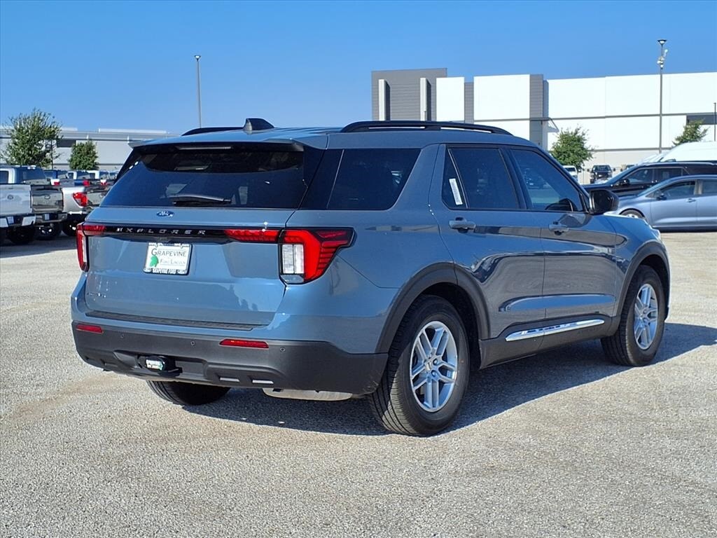 2025 Ford Explorer photo 4