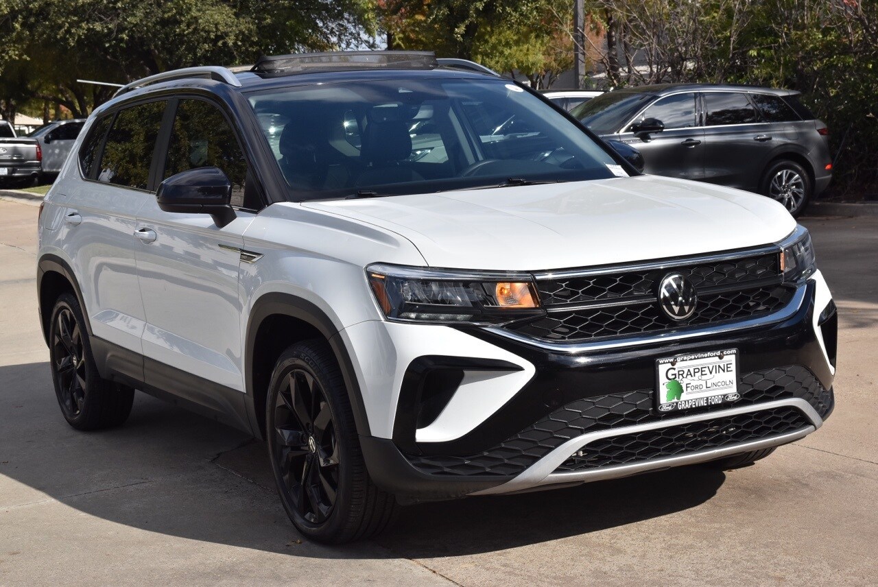 2024 Volkswagen Taos SE photo 3