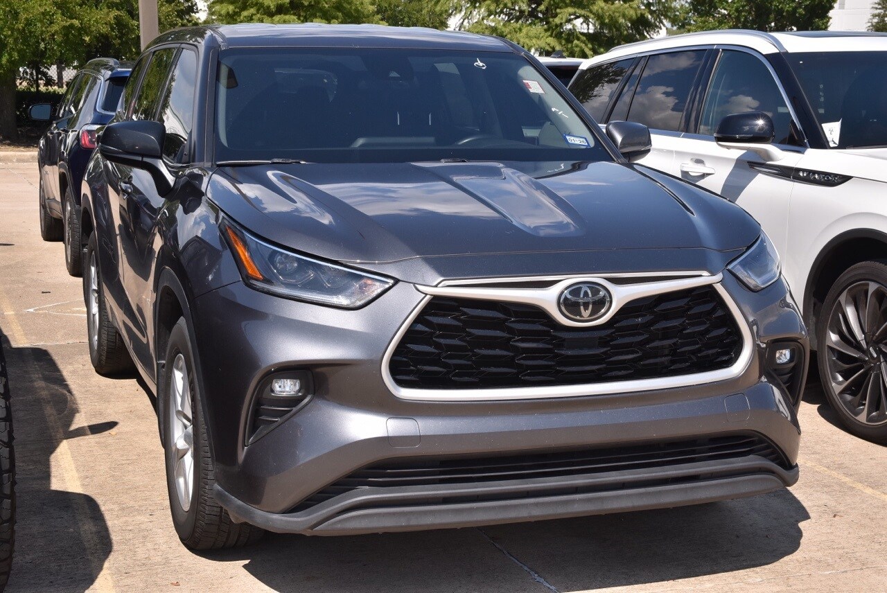 2021 Toyota Highlander LE photo 3