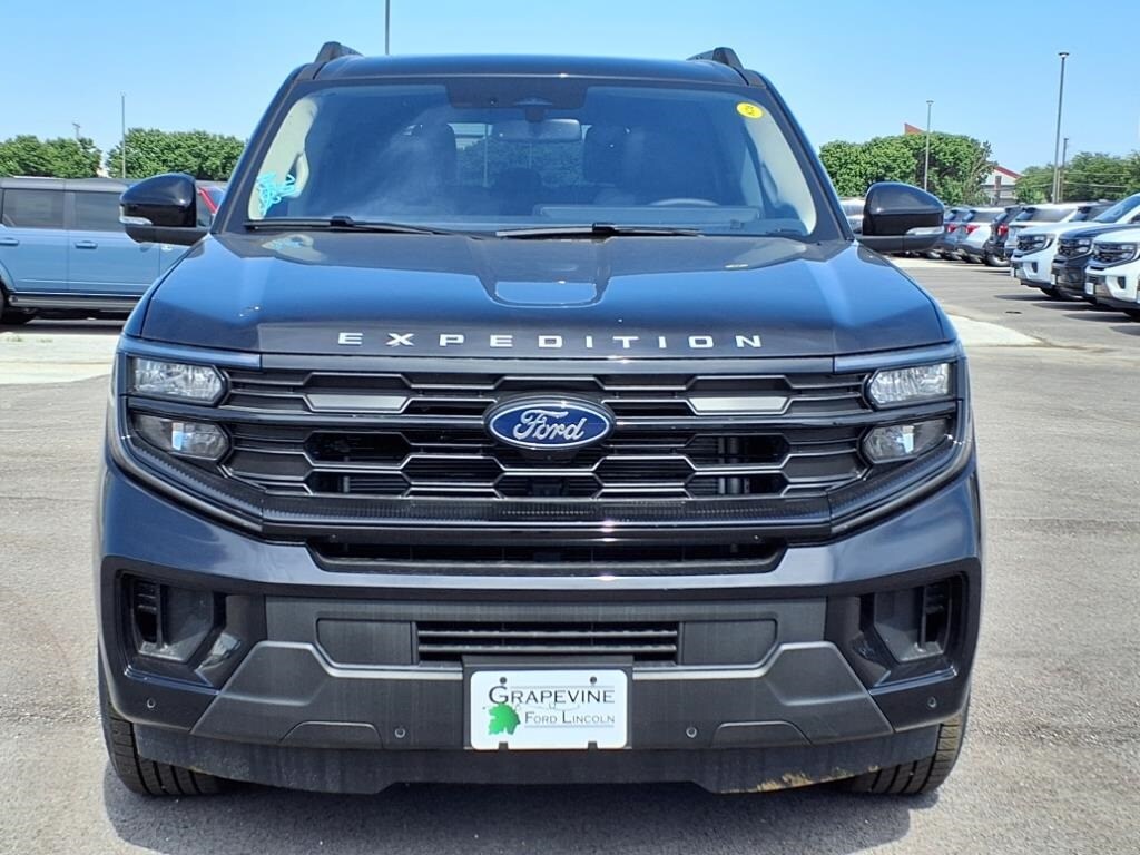 2025 Ford Expedition photo 2