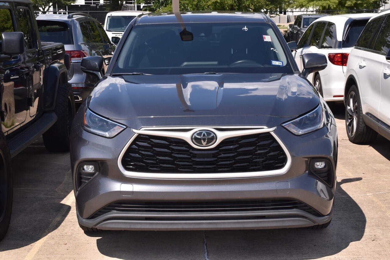 2021 Toyota Highlander LE photo 2