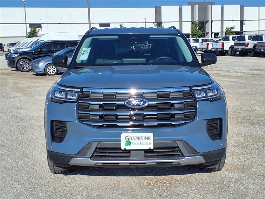 2025 Ford Explorer photo 2