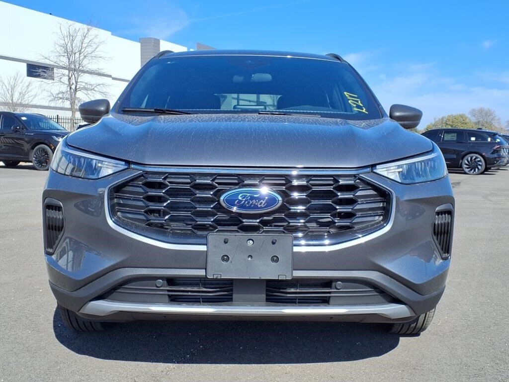 2025 Ford Escape ST-Line photo 2