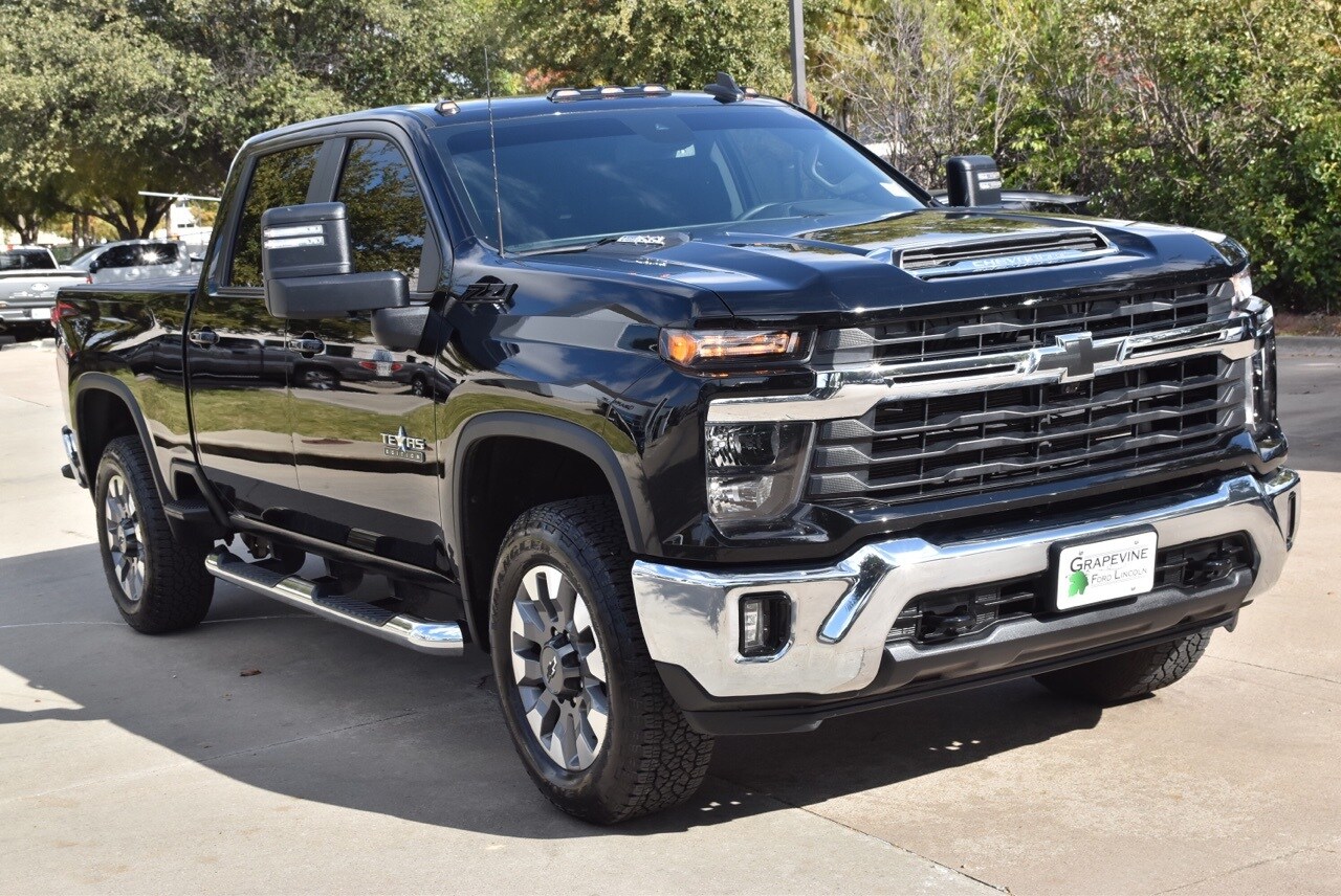 2024 Chevrolet Silverado LT photo 2