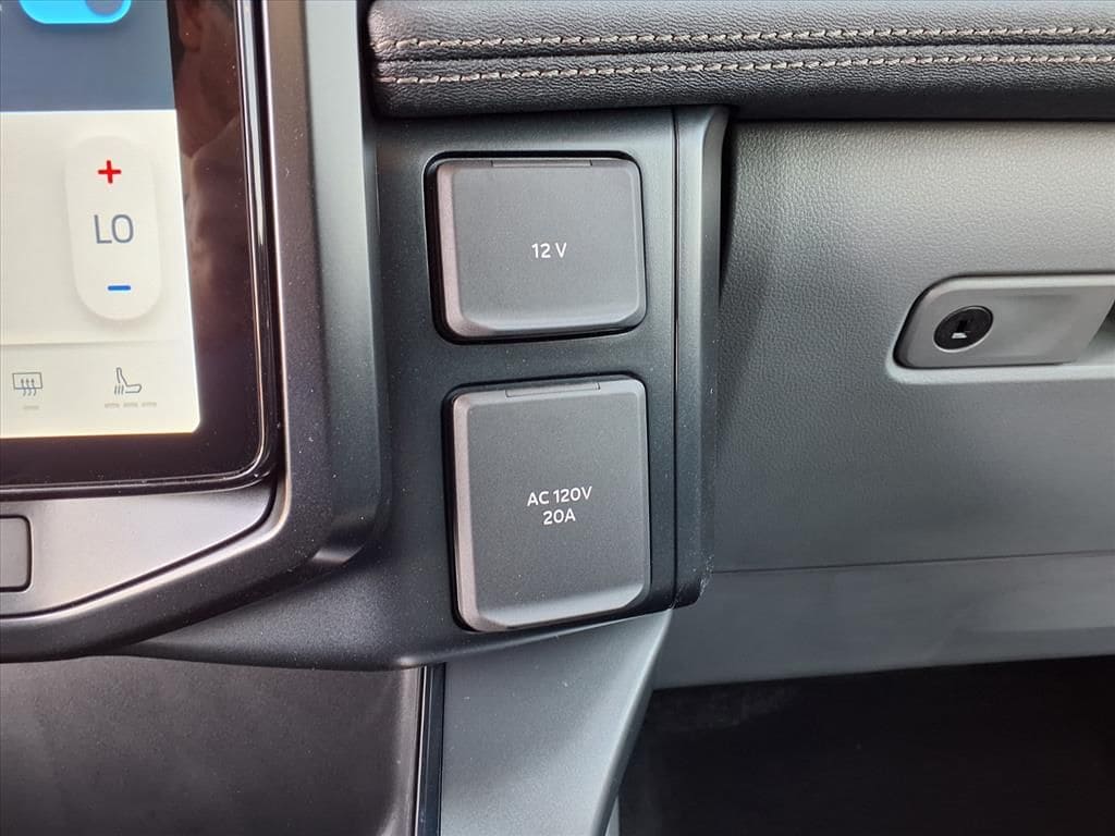 2025 Ford F-150 Lightning Flash - Photo 11