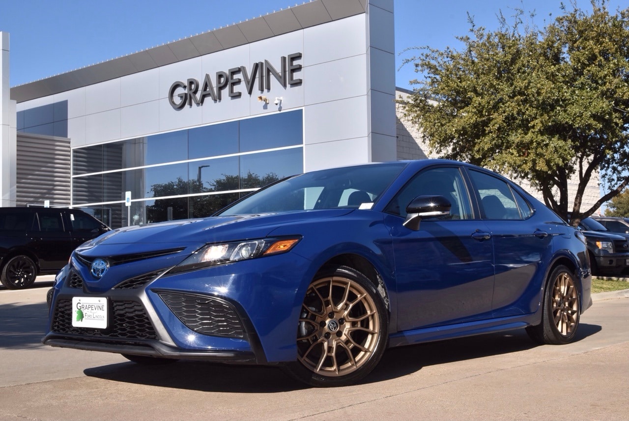 2024 Toyota Camry SE's photo