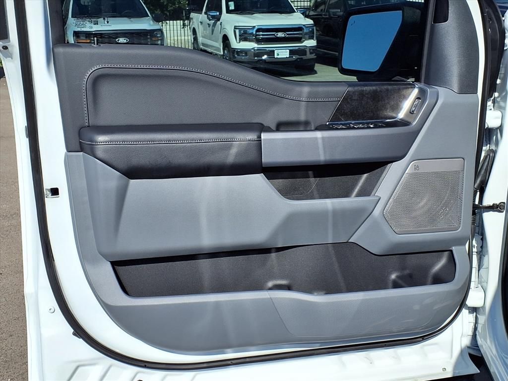 2025 Ford F-150 Lightning Flash - Photo 21