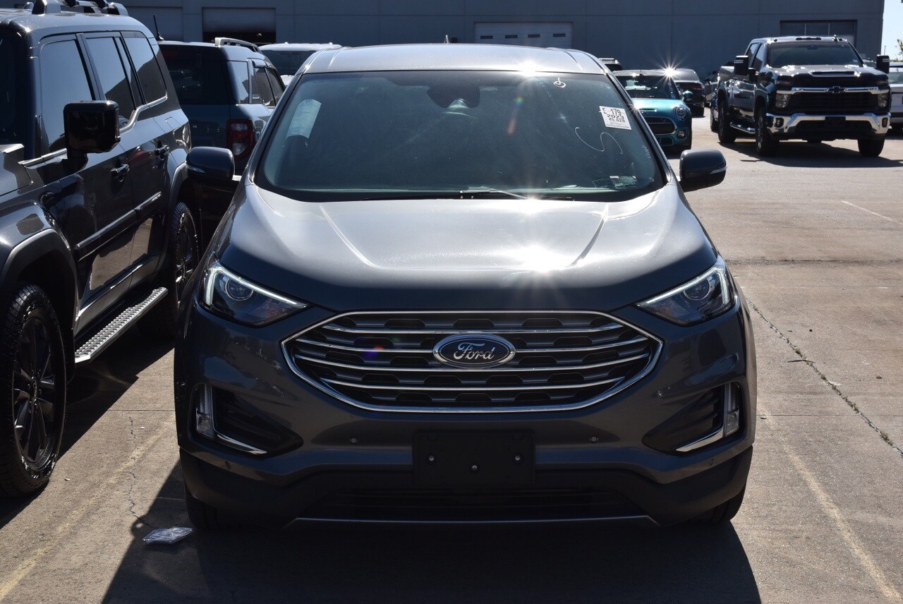 2023 Ford Edge Titanium photo 2
