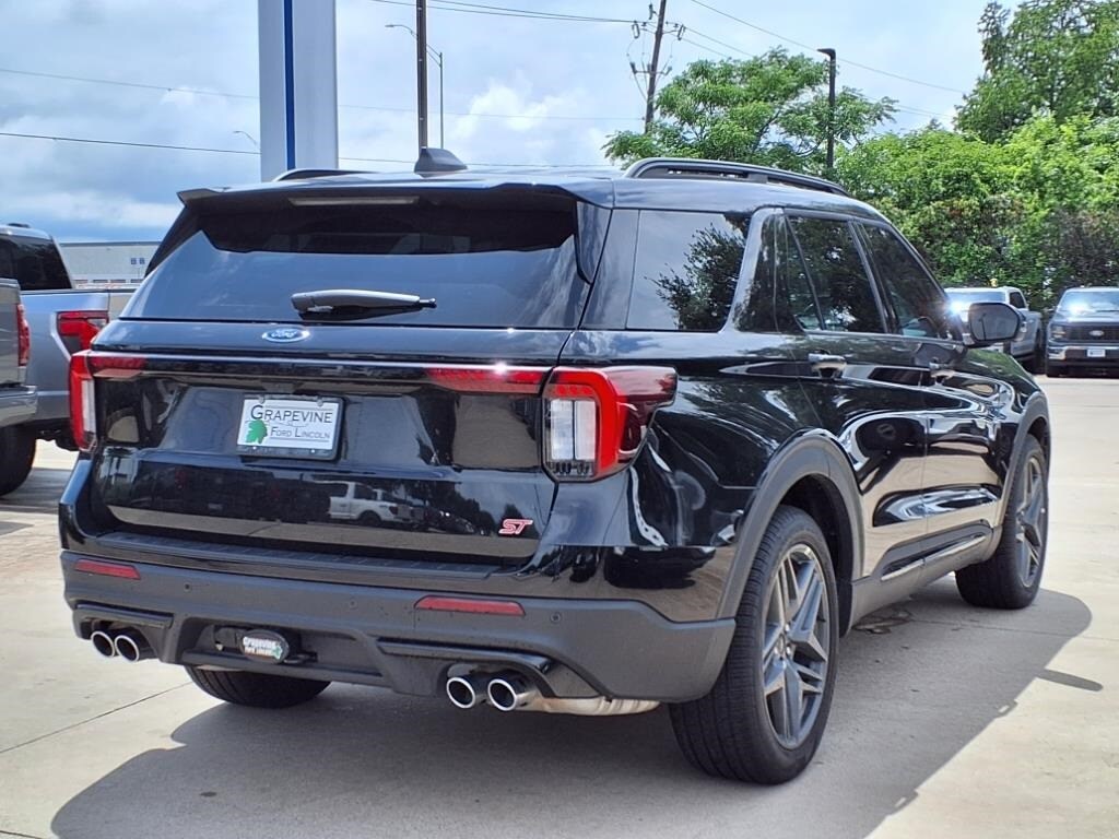 2025 Ford Explorer ST photo 4