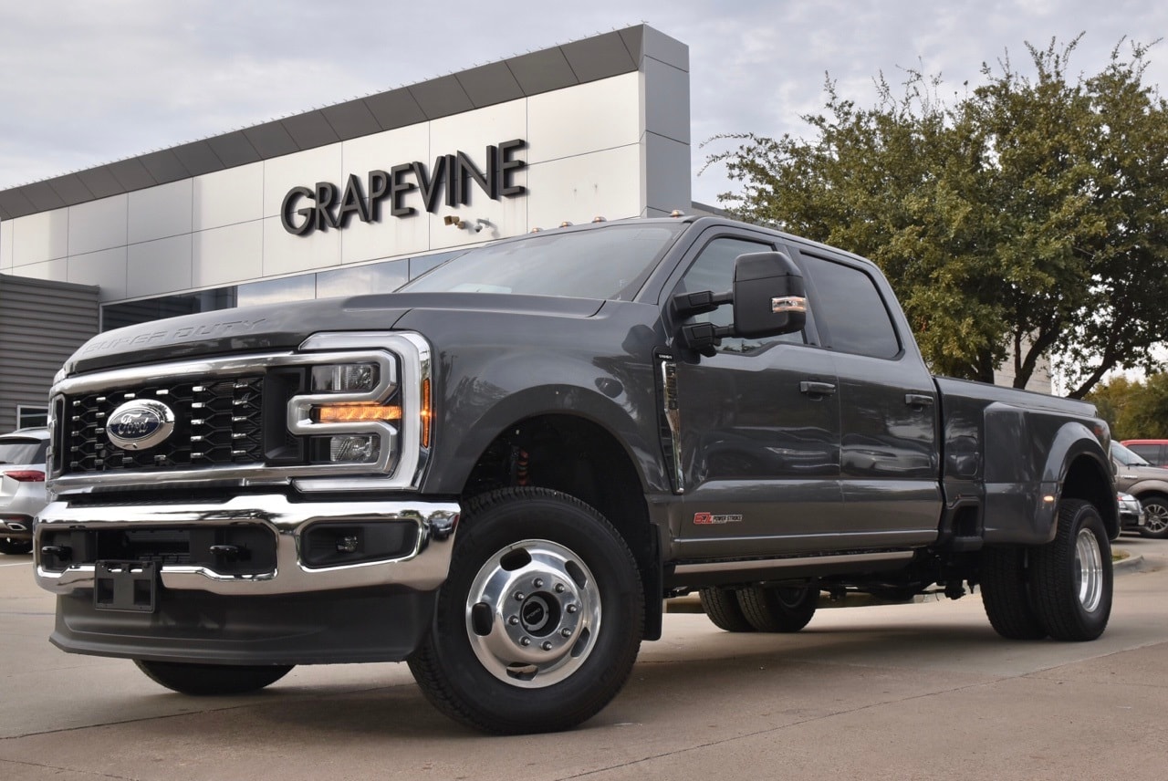 2025 Ford F-350 Super Duty Lariat's photo