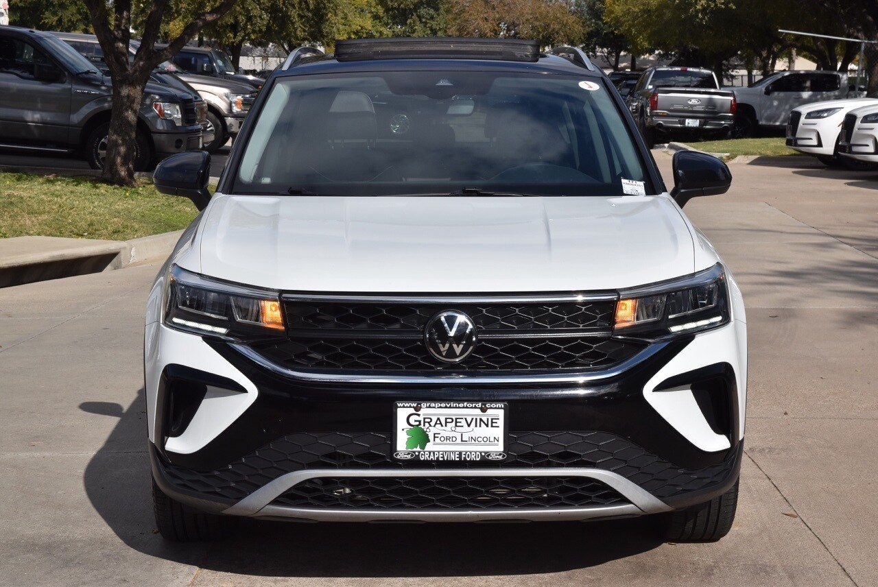 2024 Volkswagen Taos SE photo 2