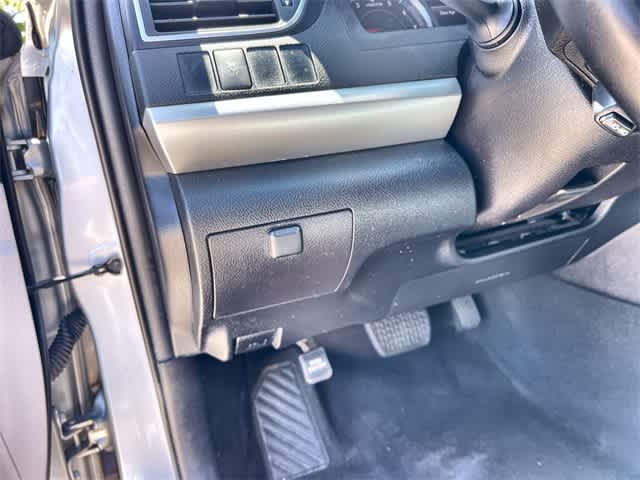 2016 Toyota Camry SE 28