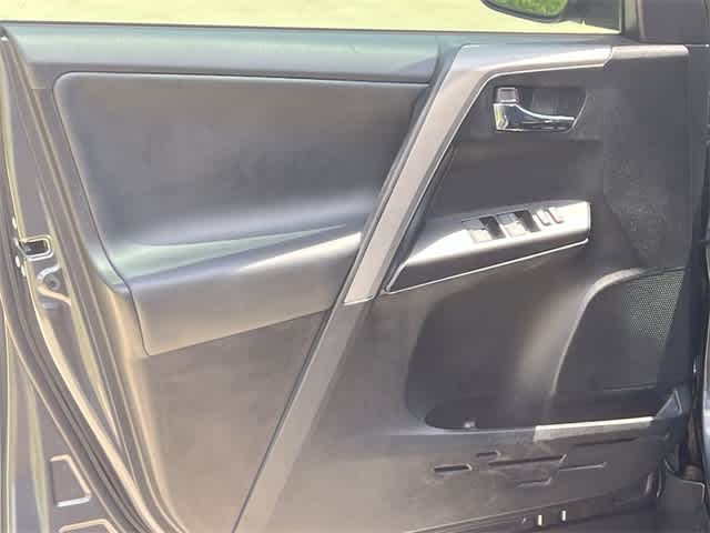 2018 Toyota RAV4 XLE 30