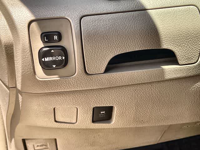Thumbnail: 2011 Toyota Camry - 27