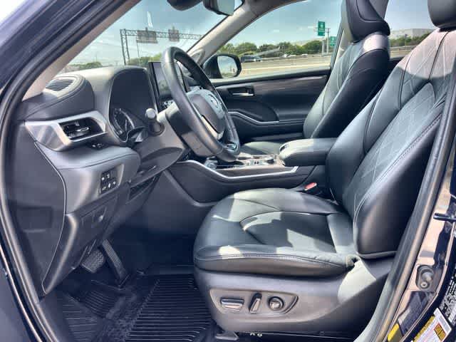 Thumbnail: 2022 Toyota Highlander - 3