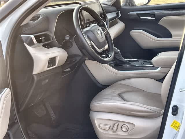 Thumbnail: 2023 Toyota Highlander - 3