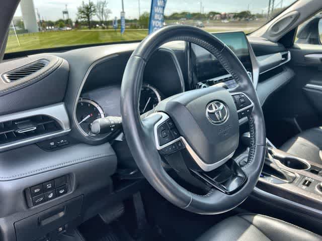 Thumbnail: 2022 Toyota Highlander - 15