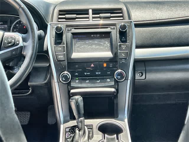 2016 Toyota Camry SE 18