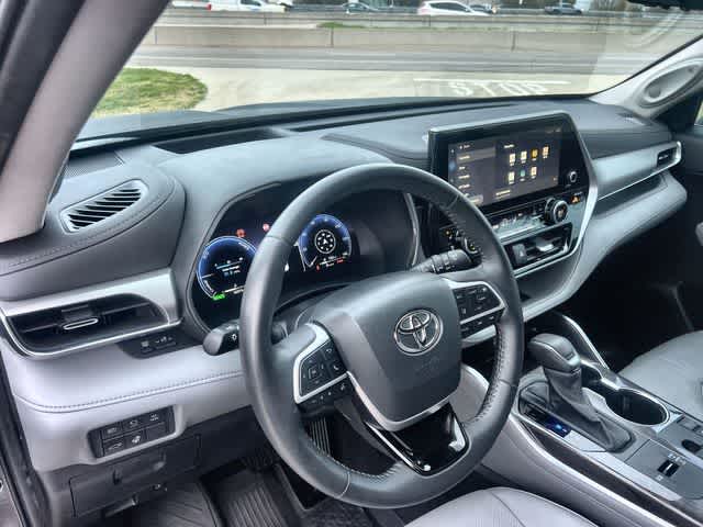 Thumbnail: 2023 Toyota Highlander - 15