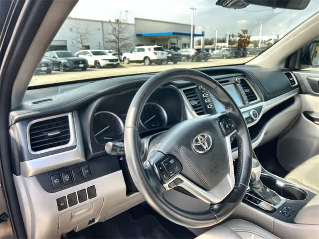 Thumbnail: 2017 Toyota Highlander - 15