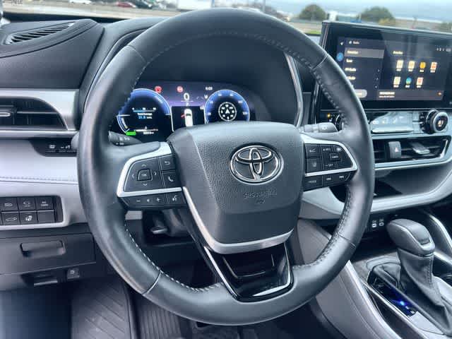 Thumbnail: 2023 Toyota Highlander - 17