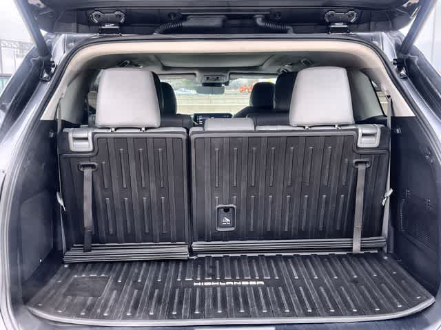 Thumbnail: 2023 Toyota Highlander - 20