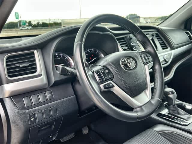 Thumbnail: 2015 Toyota Highlander - 15