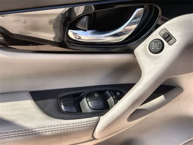 Thumbnail: 2022 Nissan Rogue Sport - 30