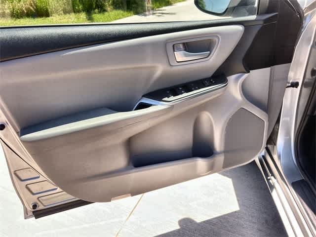 2016 Toyota Camry SE 29