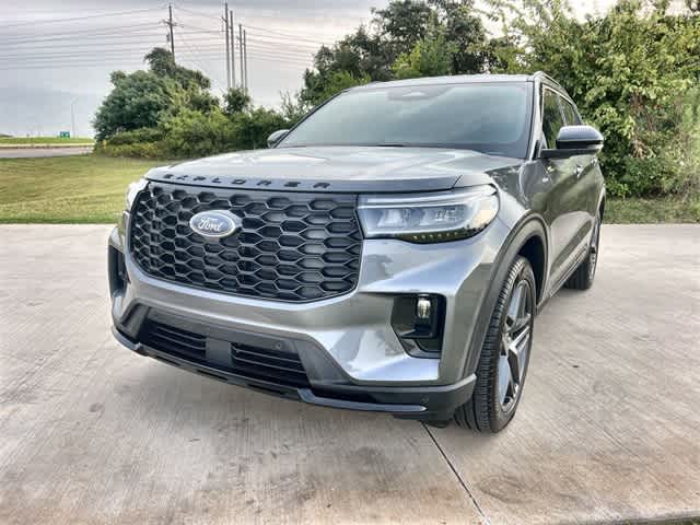 2025 Ford Explorer ST-Line photo 2