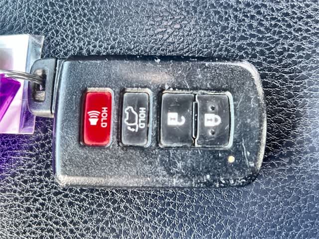 Thumbnail: 2018 Toyota RAV4 - 21