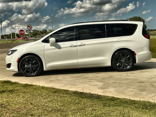 2020 Chrysler Pacifica Touring L photo 4