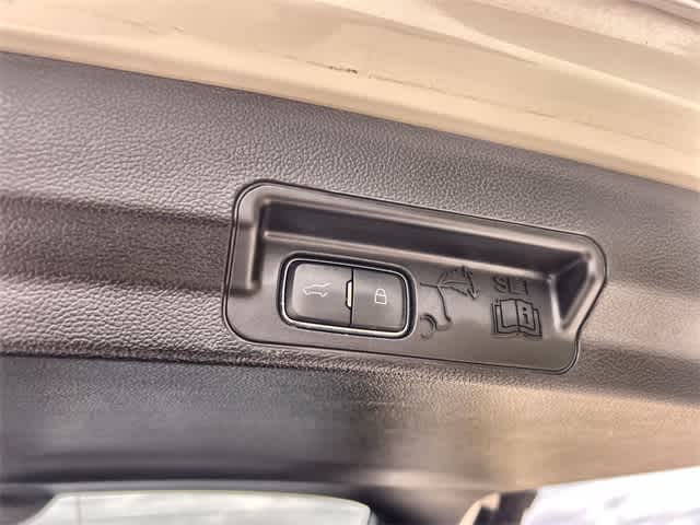 Thumbnail: 2020 Ford Explorer - 33