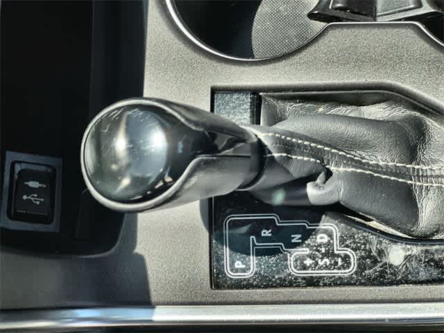 2016 Toyota Camry SE 16