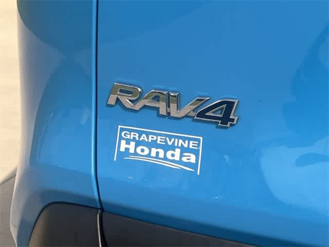 2021 Toyota RAV4 XLE 8