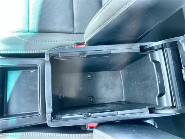 2016 Toyota Camry SE 27