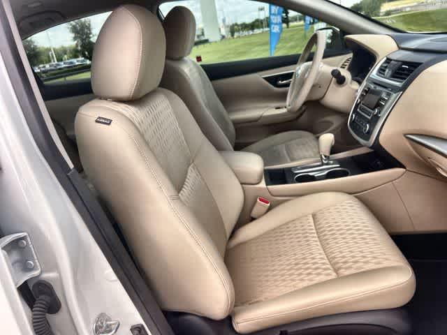 Thumbnail: 2016 Nissan Altima - 12