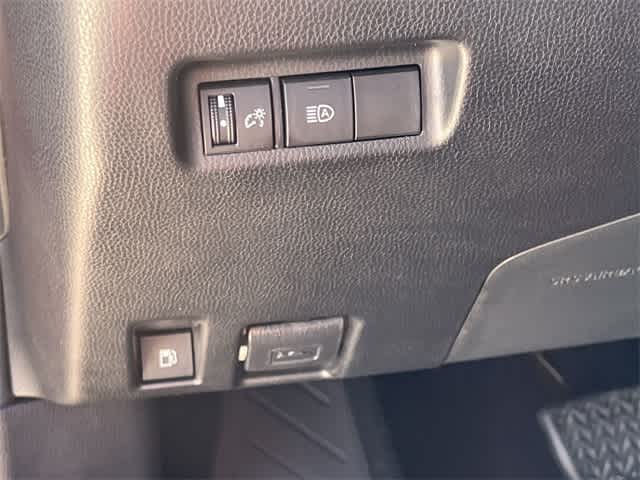 2021 Toyota RAV4 LE 28