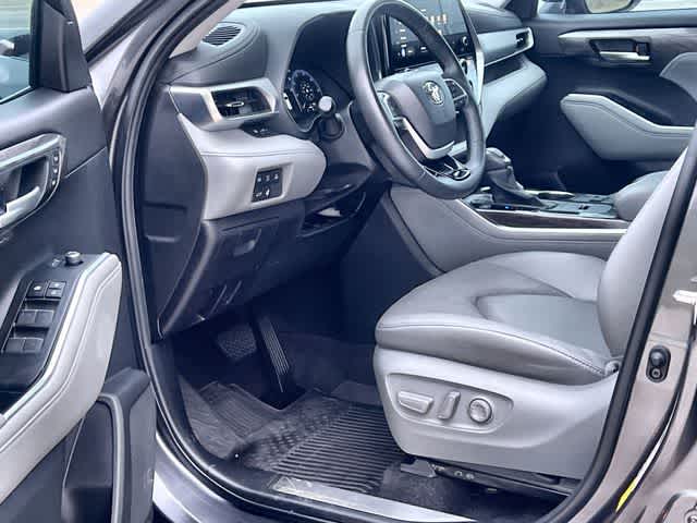 Thumbnail: 2023 Toyota Highlander - 3