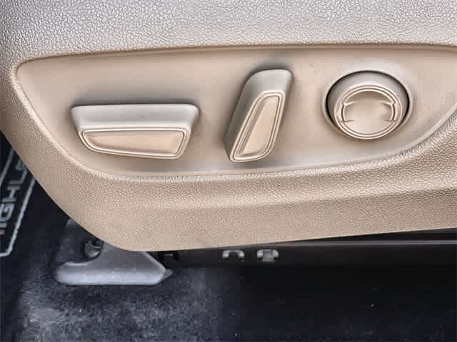 Thumbnail: 2023 Toyota Highlander - 31