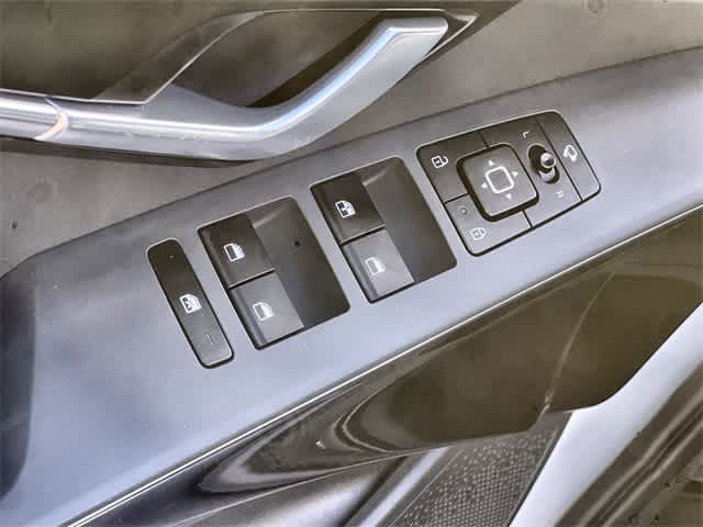 Thumbnail: 2023 Kia Niro - 30