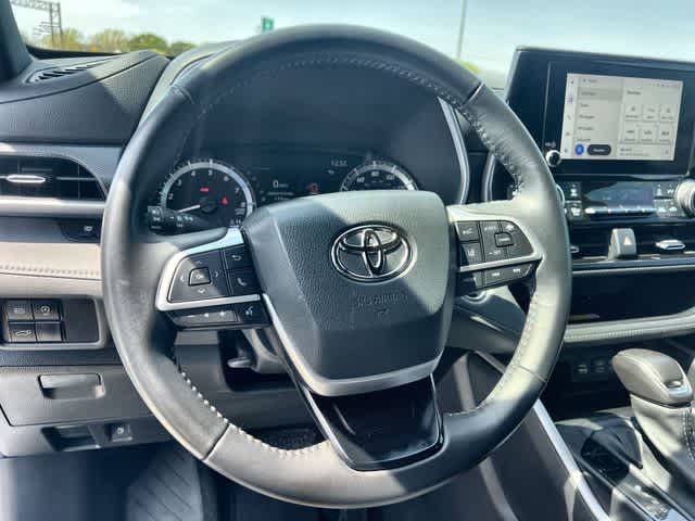 Thumbnail: 2023 Toyota Highlander - 17