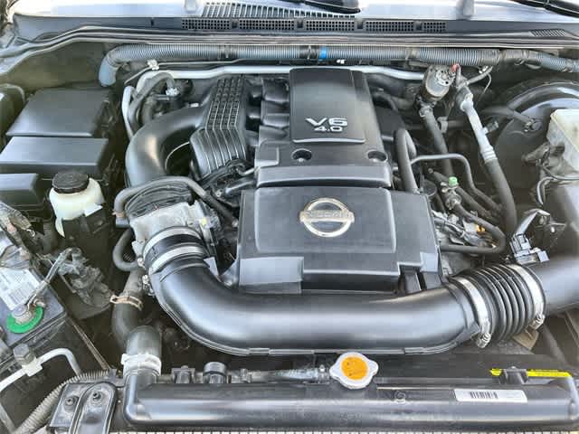 2005 Nissan Pathfinder XE 12