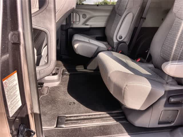Thumbnail: 2021 Toyota Sienna - 32