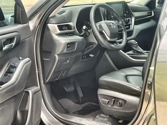 Thumbnail: 2022 Toyota Highlander - 3