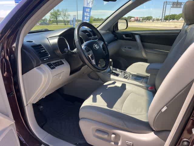Thumbnail: 2013 Toyota Highlander - 3