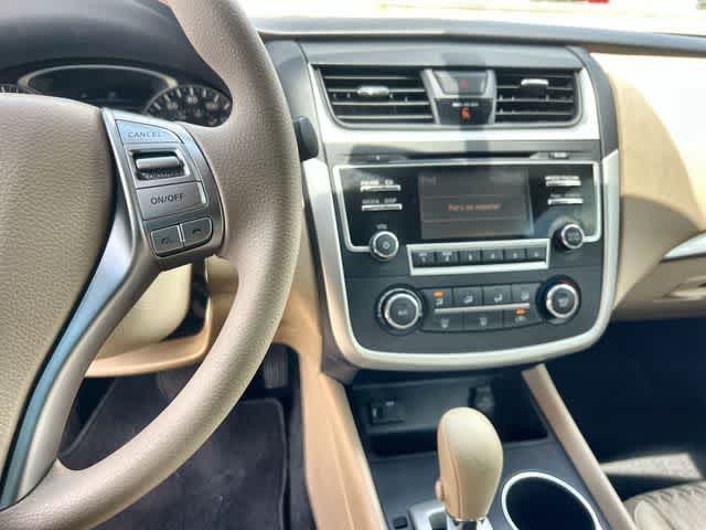 Thumbnail: 2016 Nissan Altima - 18