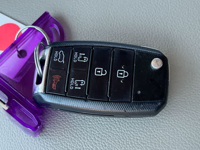 Thumbnail: 2016 Kia Sedona - 21