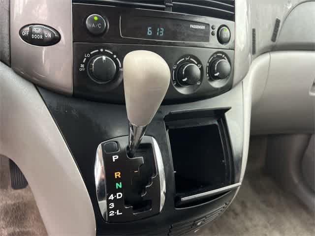 Thumbnail: 2008 Toyota Sienna - 16